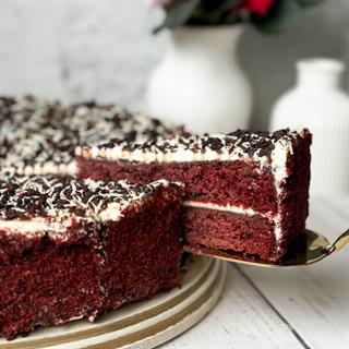 Двухслойный торт с шоколадной прослойкой и нежнейшим сливочным кремом с белым шоколадом.