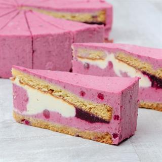 Между двумя воздушными бисквитами невероятно нежный крем, ягодный конфитюр и муссовый слой с брусникой. Лёгкий торт с благородной ягодной кислинкой.