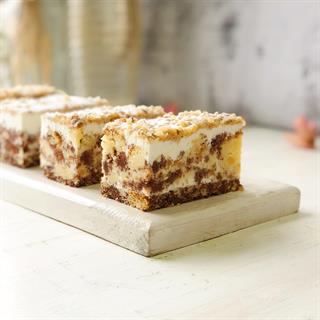 Белый и шоколадный бисквиты прослоеный сметанным кремом.