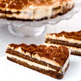 Легендарный вкус воплощён в нежном торте с сыром Маскарпоне и украшен какао посыпкой