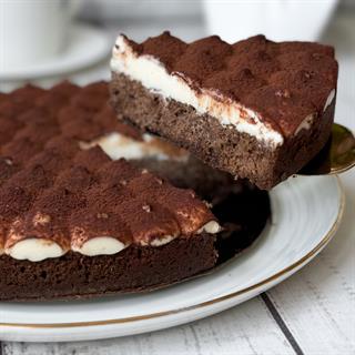 Легендарный вкус воплощён в нежном торте с сыром Маскарпоне и украшен какао посыпкой