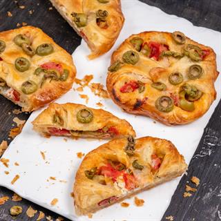 Турновер для выпекания средиземноморский (томаты, сыр, оливки,базилик)