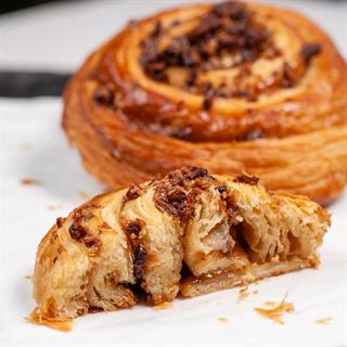 Улитка для выпекания с карамелью, корицей и грецким орехом