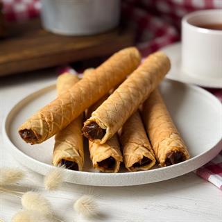 Вафельная трубочка с вареной сгущенкой